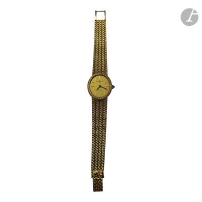 gros plan d'une montre-bracelet sur fond blanc