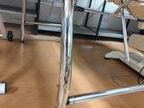 une chaise posée par terre devant un bureau