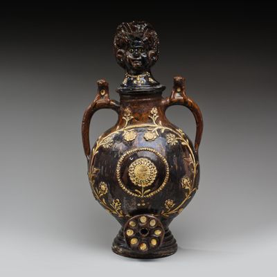 une image représentant un vase orné d'un visage