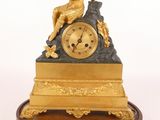 une horloge posée sur un support en bois
