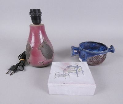 un vase rose et un bol bleu placés l'un à côté de l'autre