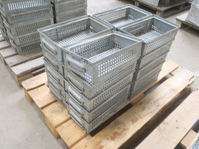 de nombreuses caisses empilées sur une palette dans un entrepôt