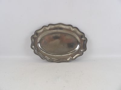 un plateau d'argent sur une table blanche avec un fond blanc