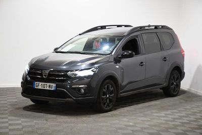 la voiture grise est garée dans une pièce au sol en damier