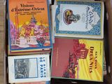 de nombreux livres dans la boîte posée sur la table