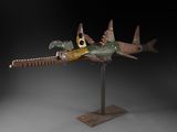 une photo d'une sculpture représentant un poisson posée sur un socle
