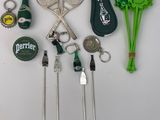 un grand nombre d'objets posés sur la table
