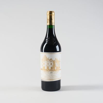 une bouteille de vin rouge posée sur une table blanche