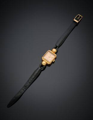 une montre-bracelet plaquée or avec un bracelet en cuir noir