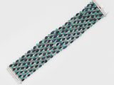 un gros plan sur un bracelet en perles bleues et vertes