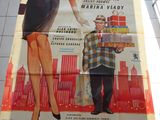 une grande affiche représentant un homme et une femme se tenant la main