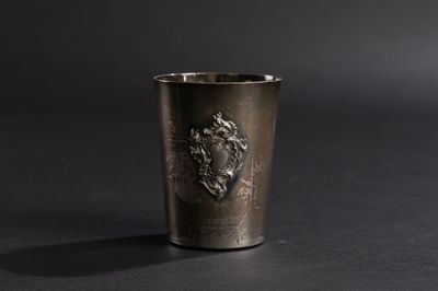 une photo d'une coupe en argent ornée d'un blason