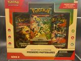 une boîte du jeu de cartes à collectionner Pokémon avec un présentoir