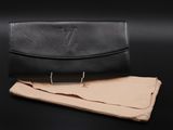 un portefeuille en cuir noir posé sur un morceau de tissu