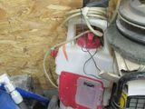 une moto bleue garée à côté d'un tas d'objets divers