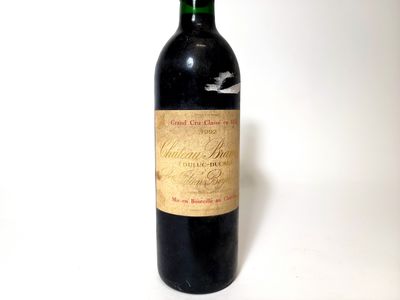 une bouteille de vin posée sur une table