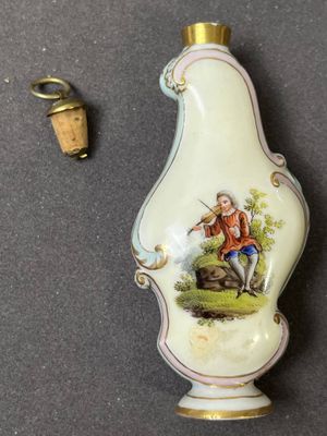 une bouteille sur laquelle figure l'image d'un homme à côté d'un bouchon en liège