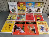 un grand nombre de livres posés sur une table