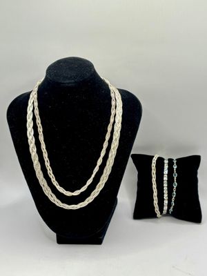 un gros plan d'un collier et d'un bracelet sur un mannequin