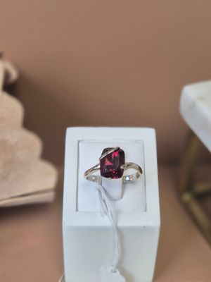 a ring that is sitting on top of a white box