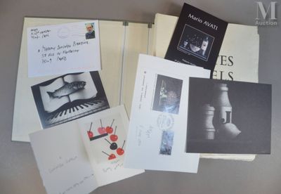 une série de cartes postales et de photos sur un tableau d'affichage