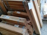 plusieurs piles de planches de bois empilées les unes sur les autres dans un entrepôt