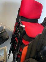 Un lot de 9 chaises d'accueil en tissus rouges et noires