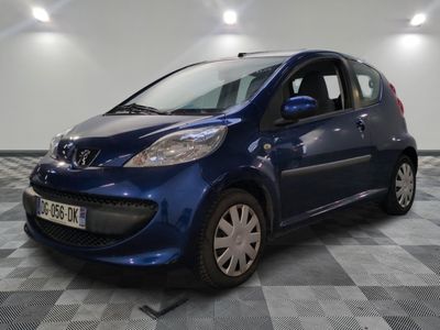 la photo d'une voiture bleue garée dans un garage