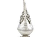 un vase en argent richement décoré, surmonté d'un oiseau