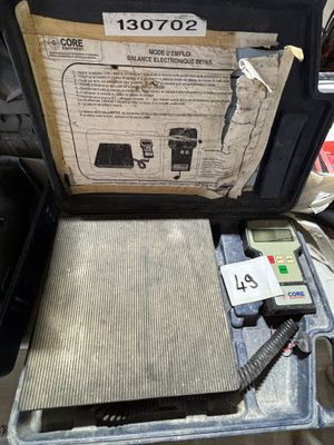 une boîte contenant une balance, posée sur une table