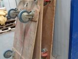deux skateboards assis l'un à côté de l'autre
