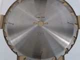 une photo d'une lame de scie circulaire dans une boîte en carton