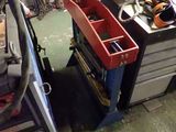 une photo d'un établi sur lequel se trouvent des outils
