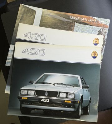 une photo d'une brochure automobile posée sur une table