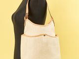 un sac à main de femme sur un mannequin mannequin mannequin mannequin mannequin mannequin mannequin mannequin mannequin manne