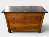 une commode en bois avec un plateau en marbre noir