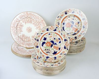 plusieurs assiettes sont empilées sur une surface blanche