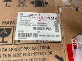 une boîte en carton sur laquelle est collée une étiquette de prix