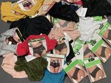un tas de sous-vêtements de toutes sortes par terre