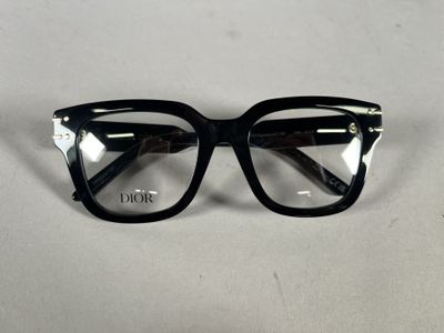 une paire de lunettes posée sur une table