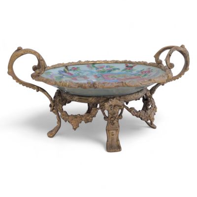 CHINE Coupelle en porcelaine de Canton à décor de scène de c…