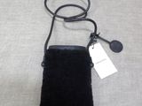 un petit téléphone portable noir muni d'un fil