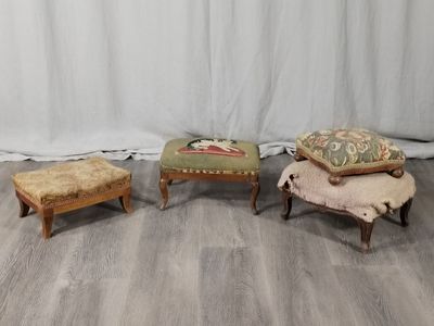 quatre meubles posés sur un parquet, à côté d'un rideau blanc