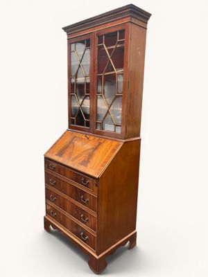 un vieux bureau en bois avec des portes vitrées et des tiroirs