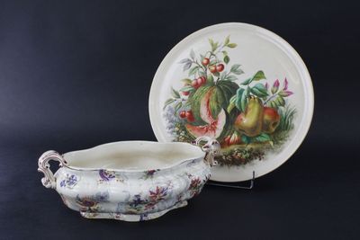 Lot comprenant: - SARREGUEMINES: Jardinière de table en faïe…