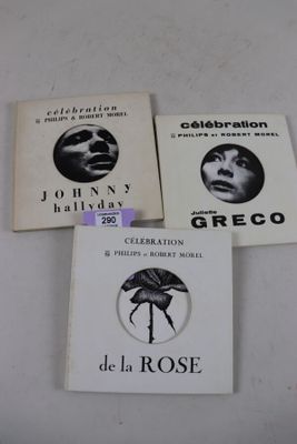trois livres sont posés sur une table recouverte d'une nappe blanche