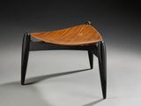 une image représentant une chaise en bois avec des pieds noirs et une assise en bois