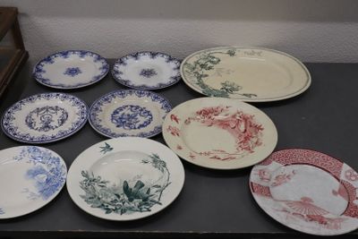 plusieurs assiettes posées sur une table