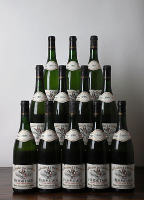 plusieurs bouteilles de vin posées sur une table en bois
