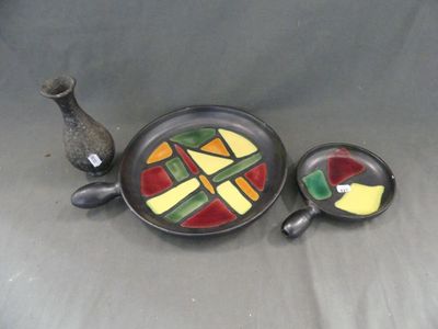 trois œuvres d'art posées sur la table